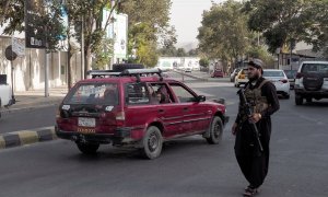 Un talibán hace guardia en una calle principal de Kabul.
