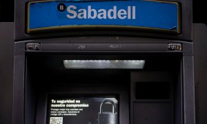 El logo del Banco Sabadell en un cajero automático de una de sus sucursales en Madrid. REUTERS/Juan Medina