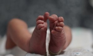 Los pies de un recién nacido.