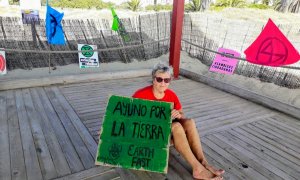 Karen Killen, activista de Xtinction Rebellion, muestra una pancarta que dice "Ayuno por la Tierra" durante su huelga de hambre.