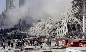 Bomberos y  equipos rescate trabajan en los restos de las Torres Gemelas del World Trade Center de Nueva York, dos días después de los atentados del 11-S. EFE/EPA/BETH A. KEISER / POOL
