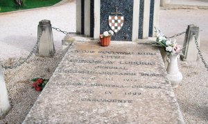 La tumba del genocida nazi olvidada por la Ley de Memoria Histórica