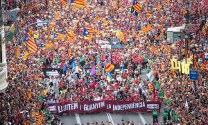 Centenares de personas participan en la manifestación convocada por la ANC en Barcelona con motivo de la Diada del 11 de septiembre, que avanza desde la plaza Urquinaona hasta la Estación de Francia, donde está instalado el escenario para los parlamentos