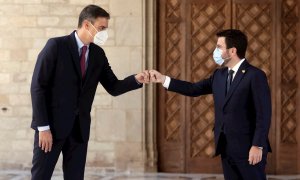 El presidente de la Generalitat, Pere Aragonès, recibe al presidente del Gobierno, Pedro Sánchez, a su llegada al Palau de la Generalitat en Barcelona.