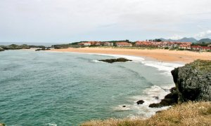 Fallece un hombre de 45 años en la playa de Ris, en Noja