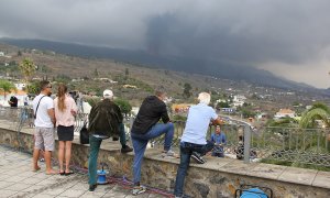 Lugareños y turistas observan la erupción del volcán desde el mirador de Tajuya, donde trabajan también la mayoría de medios de comunicación.