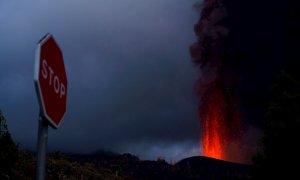 El volcán de La Palma cumple su cuarto día de erupción, con más de 5.000 vecinos desalojados de sus casas y graves daños en viviendas e infraestructuras de tres municipios.