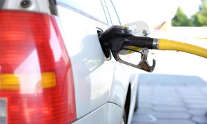 Un coche repostando en una gasolinera.