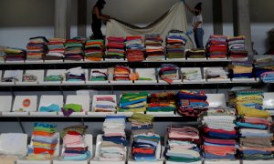 Voluntarios clasifican las donaciones de ropa en el Polideportivo Severo Rodriguez, ubicado en Llanos de Aridane.