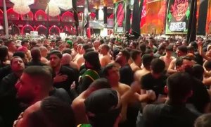 Una multitud de fieles chiies abarrotan la ciudad iraquí de Kerbala