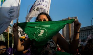 Una mujer sostiene un pañuelo verde en una movilización a favor de la legalización del aborto .