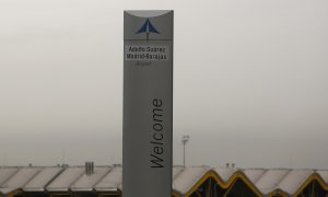 El logo de Aena en la señal de bienvenida del Aeropuerto Adolfo Suarez Barajas, en Madrid. REUTERS/Sergio Perez