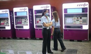 Foto de archivo.Dos empleadas de Renfe en la estación de Sol.