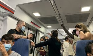 Gent dreta en el tren Portbou-Barcelona.