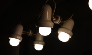 Imagen de archivo de una lámpara encendida (Electricidad)