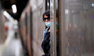 30/09/2021 Una mujer espera en la puerta un tren parado este jueves durante la huelga de maquinistas convocada por Semaf