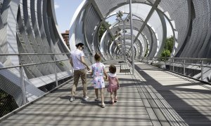 Una mujer con sus hijos en el Puente Monumental de Arganzuela en Madrid Río. E.P./Josefina Blanco