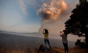 La densa capa de humo y cenizas emitidas por el volcán de Cumbre Vieja cubría a úlitma hora de este viernes todo el Valle de Aridane, en La Palma, en el decimotercer día de erupción.