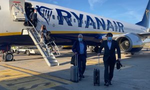 L'expresident Carles Puigdemont i l'exsenador Jami Matamala, sortint de l'avió de Ryanair que els ha portat des de Brussel·les fins a l'Alguer.