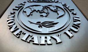 Logotipo del Fondo Monetario Internacional en una de sus sedes de Washington.