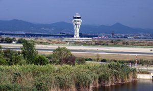 La torre de control i la tercera pista de l'aeroport del Prat.