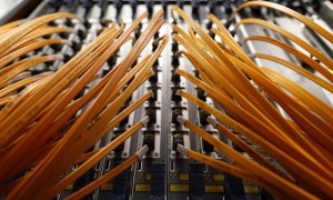 Cables de fibra óptica. REUTERS/Alessandro Bianchi