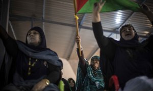 Mujeres saharauis asistien a un mitin con motivo del Dia de la Unidad Nacional Saharaui en el campamento de Bojador