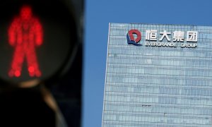 Un semáforo en rojo para los peatones, cerca del edificio donde tiene su sede central el grupo Evergrande en Shenzhen, en la provincia china de Guangdong. REUTERS/Aly Song