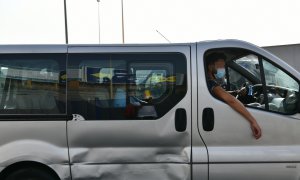 Una furgoneta lleva en su interior a menores marroquíes para su repatriación a su país de origen. Foto del 16 de agosto de 2021.