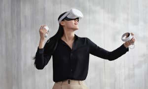 Imagen de una mujer con las gafas de realidad virtual Oculus Quest 2.