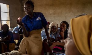 Una de las sesiones informativas sobre el proceso de la menstruación, los cambios que sufre el cuerpo de las adolescentes durante la pubertad y el uso de la copa menstrual, en Chad, noviembre de 2019.