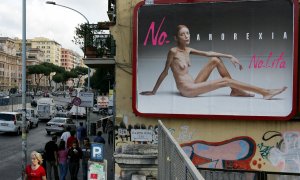 Imagen del 26 de septiembre de 2007 en Roma de una campaña publicitaria italiana protagonizada por la actriz francesa Isabelle Caro, que sufría de anorexia, fotografiada por Oliviero Toscani.