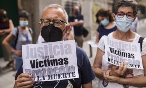 Varias personas participan en una manifestación convocada contra la gestión de la presidenta en funciones de la Comunidad de Madrid en los geriátricos durante la pandemia, a 15 de junio de 2021, frente a la Consejería de Sanidad, Madrid.