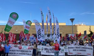 Sanitarios andaluces se concentran a la puerta del Hospital Virgen del Rocío, de Sevilla.