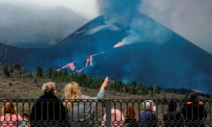 24/10/2021 Varias personas observan el volcán de La Palma desde el mirador de Tajuya. Angel Medina G/ EFE