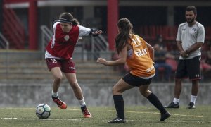 Niñas juegan durante la prueba de selección para ser parte del equipo de fútbol femenino sub-15 del Sao Paulo FC en Sao Paulo, Brasil, el 22 de abril de 2019.