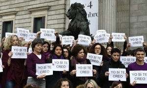 Diputadas de Unidos Podemos se concentran a las puertas del Congreso con carteles donde hay escrita la frase "Yo sí te creo" (en referencia a la sentencia de "la Manada") con motivo del día contra la violencia de género, el 22 de noviembre de 2018.