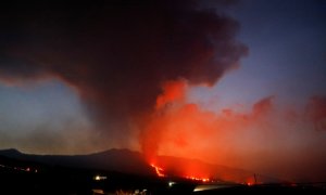30/10/2021 El volcán de Cumbre Vieja -visto desde El Paso- continúa expulsando lava y cenizas sobre La Palma.