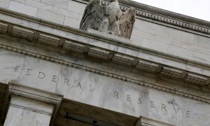 Detalle de la fachada del edificio de la Reserva Federal de EEUU (el banco central norteamericano), en Washington. REUTERS/Jonathan Ernst
