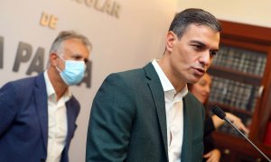 El presidente del Gobierno, Pedro Sánchez, durante la rueda de prensa que ofreció este viernes tras presidir la reunión del comité director del Plan de Emergencia Volcánica de Canarias, junto con los presidentes de Canarias, Ángel Víctor Torres, y del Cab