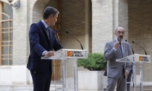 El presidente del Gobierno, Pedro Sánchez (i), y el presidente de Aragón, Javier Lambán, responden a los medios tras una reunión en el Edificio Pignatelli, a 16 de septiembre de 2021, en Zaragoza, Aragón.
