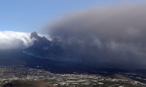 La erupción de La Palma cumplía este domingo 50 días desde su comienzo. En la imagen, el volcán desde el puerto de Tazacorte.