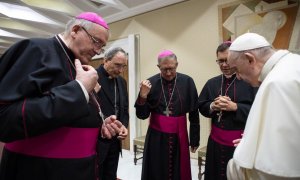 Foto de archivo del papa Francisco y un grupo de obispos franceses mientras guardan un momento de silencio por las víctimas de los abusos sexuales en la Iglesia.