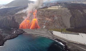 Unas nueva lengua de lava está descendiendo este martes 9 de noviembre de 2021 por los acantilados de la playa de Los Guirres, en Tazacorte (La Palma), al sur del delta (o fajana) que formó hace semanas la primera colada que alcanzó el mar.