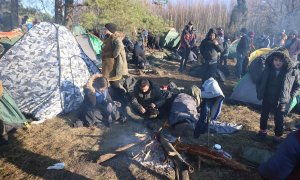 Migrantes en su campamento cerca de la frontera entre Bielorrusia y Polonia en la región de Grodno, Bielorrusia.