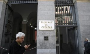 Un hombre pasa por la puerta principal del edificio del Tribunal de Cuentas en la Calle Fuecarral , número 81 de Madrid.