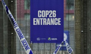 "Escena del crimen climático", reza una cinta colocada por activistas a la entrada de la COP26 de Glasgow.