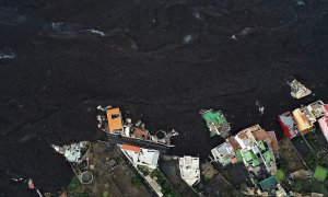 La fajana creada por la erupción del volcán Cumbre Vieja cubre algunas de las viviendas y parte de la carretera de un barrio cercano a la localidad de La Laguna, a 12 de noviembre de 2021.