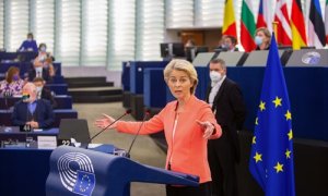 la presidenta de la Comisión Europea, Ursula von der Leyen (C), pronuncia un discurso durante una sesión plenaria del Parlamento Europeo.