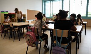 Una profesora junto con alumnos de Educación Primaria en una de las aulas del colegio Les Arts, de reciente construcción, durante el primer día del curso escolar 2021-2022 en la Comunidad Valenciana, a 8 de septiembre de 2021